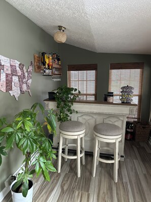 Bar (on property) - Charming 3 br 2 bath house in peaceful Hartwell with AC, WiFi (Hartwell)