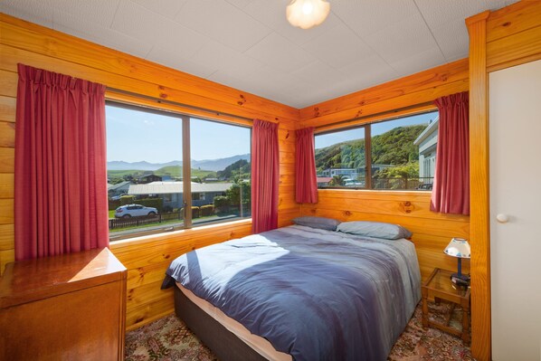 5 bedrooms, iron/ironing board, WiFi, bed sheets