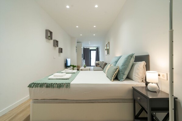 Iron/ironing board, travel crib, WiFi, bed sheets