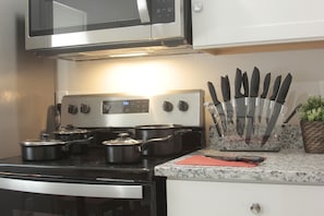 Refrigerador, microondas, horno, placa de cocina