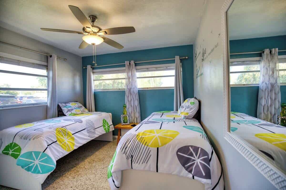 2 Schlafzimmer, Schreibtisch, Bügeleisen/Bügelbrett, Reisekinderbett