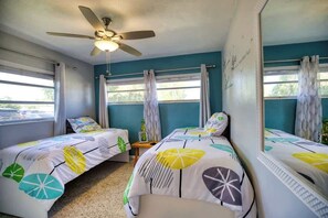 2 Schlafzimmer, Schreibtisch, Bügeleisen/Bügelbrett, Reisekinderbett