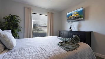 3 makuuhuonetta, työpöytä, silitysrauta/-lauta, Wi-Fi