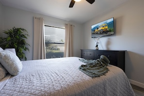 Tabla de planchar con plancha, wifi gratis y ropa de cama