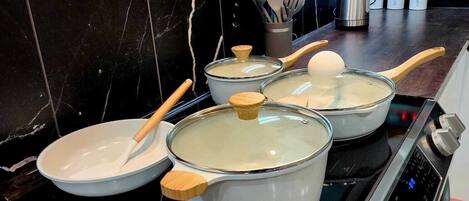 Kjøleskap, mikrobølgeovn, ovn og kokeplater