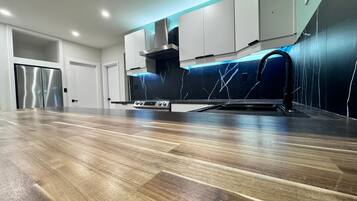 Réfrigérateur, micro-ondes, four, plaque de cuisson