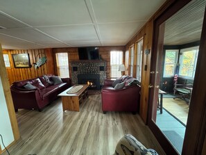 Smart TV, fireplace - Loon Landing Lodge: A private, cozy lakefront cabin on White Lake. (Woodgate)