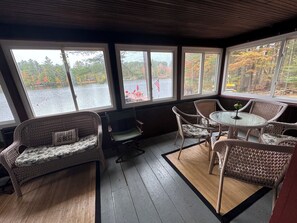Dining - Loon Landing Lodge: A private, cozy lakefront cabin on White Lake. (Woodgate)