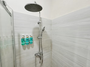 SĂšche-cheveux, serviettes fournies, savon, shampoing