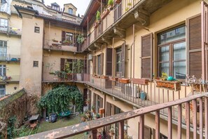 Property grounds - Just a few steps from the Royal Palace, spacious and elegant apartment equipped with every comfort and ideal for hosting 6 people, located in a building in the city centre, nearby there are all the main museum and tourist attractions of the little Paris (Torino)