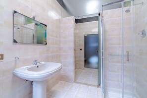 Een douche, een haardroger, een bidet