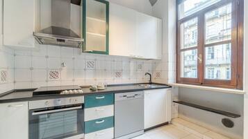 Kühlschrank, Mikrowelle, Ofen, Herdplatte