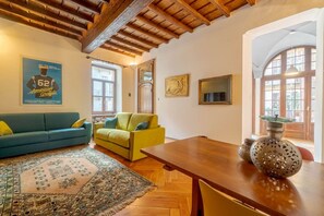 Living area - Just a few steps from the Royal Palace, spacious and elegant apartment equipped with every comfort and ideal for hosting 6 people, located in a building in the city centre, nearby there are all the main museum and tourist attractions of the little Paris (Torino)