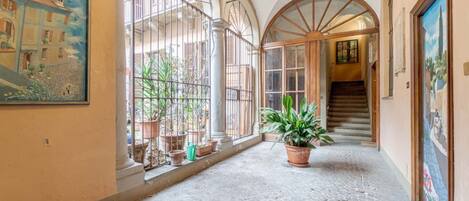 المنشأة من الداخل