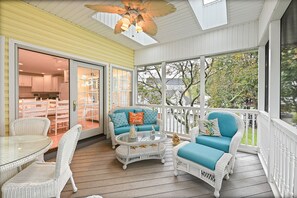 Outdoor dining - Charming Middle River Hideaway with Water-Front/ Fire-pit/WiFi/Prvt Parking (Middle River)