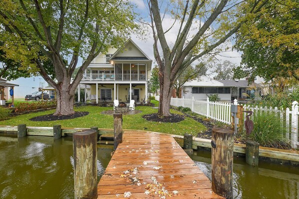 Property grounds - Charming Middle River Hideaway with Water-Front/ Fire-pit/WiFi/Prvt Parking (Middle River)