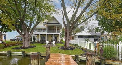 Charming Middle River Hideaway with Water-Front/ Fire-pit/WiFi/Prvt Parking