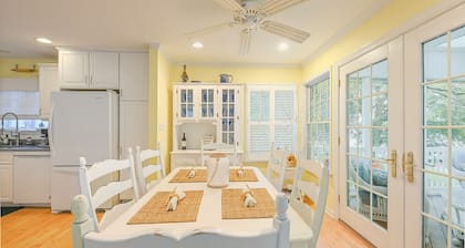 Charming Middle River Hideaway with Water-Front/ Fire-pit/WiFi/Prvt Parking