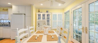 Charming Middle River Hideaway with Water-Front/ Fire-pit/WiFi/Prvt Parking