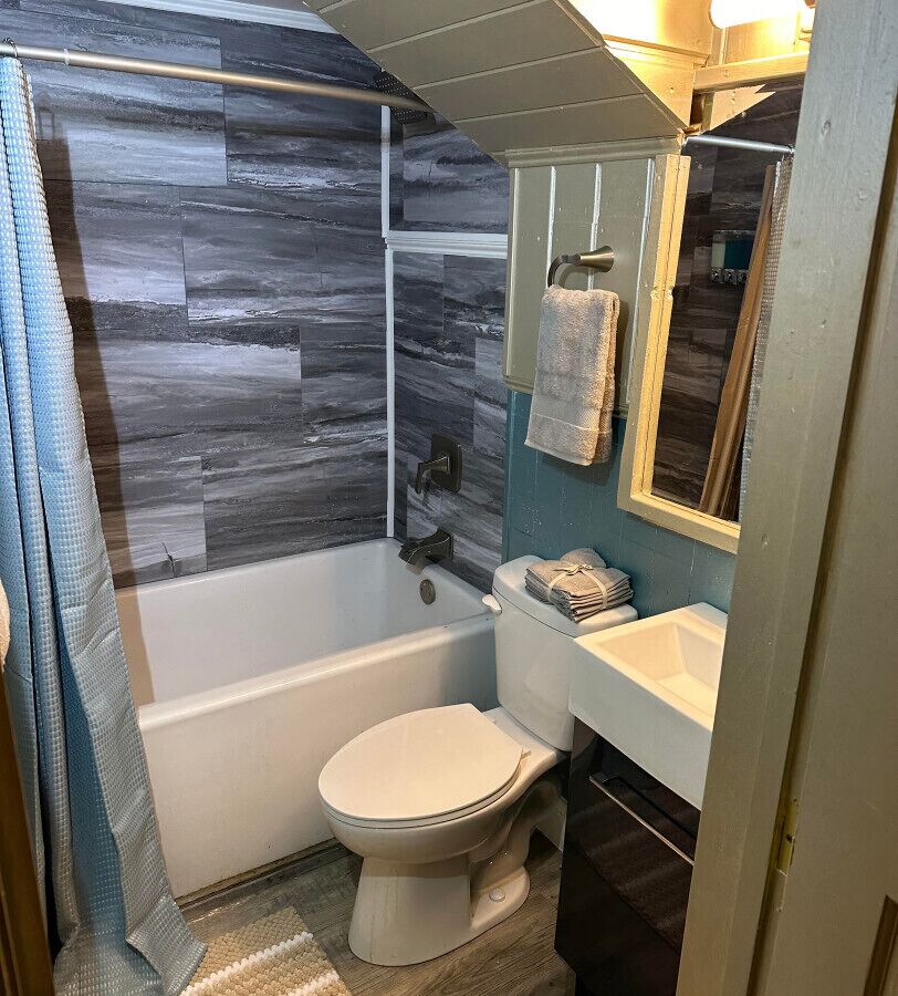 Sèche-cheveux, serviettes fournies