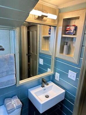 Secador de pelo, toallas