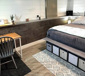 1 soverom, skrivebord, strykejern/-brett og reiseseng for barn