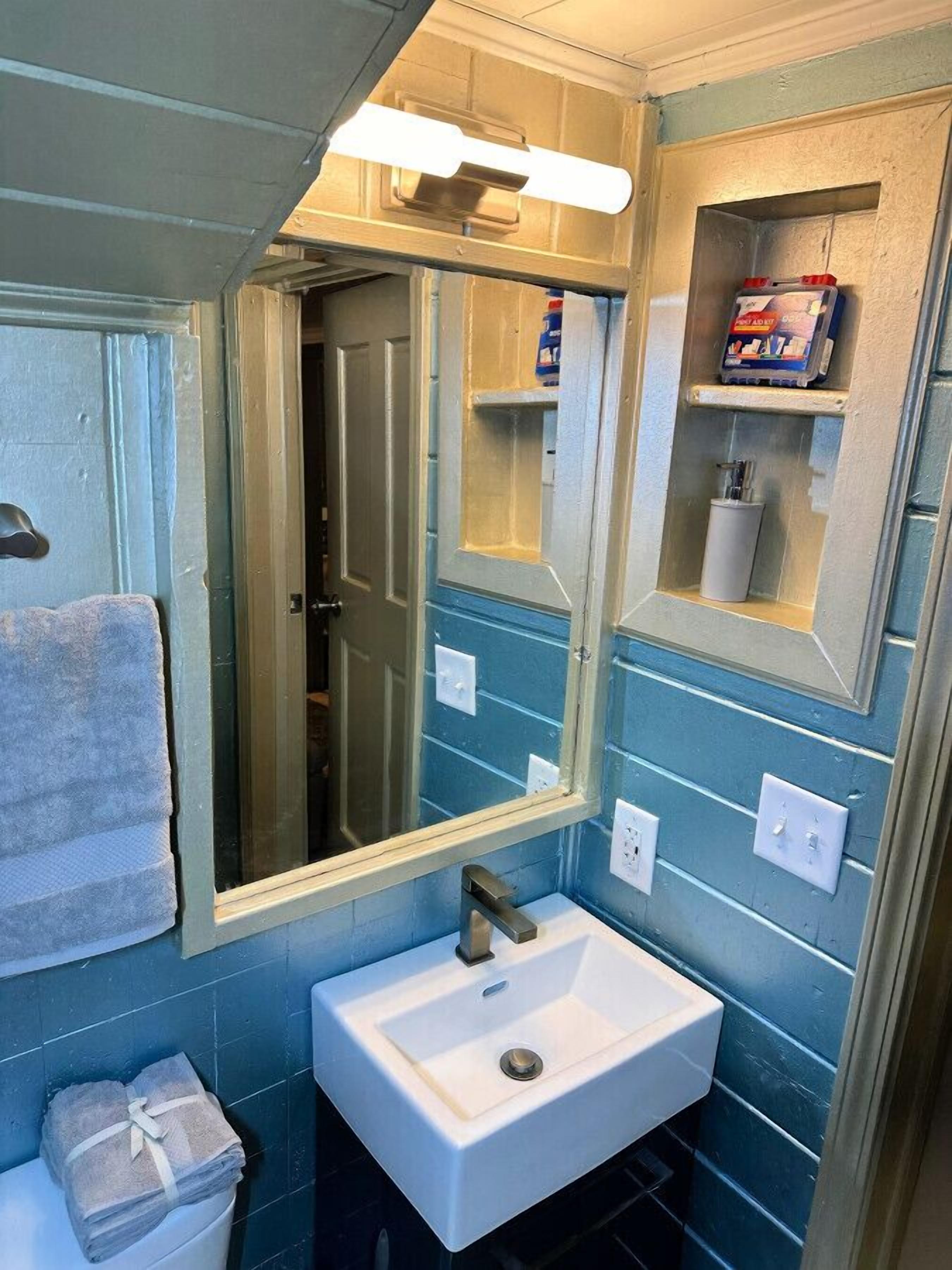 Sèche-cheveux, serviettes fournies