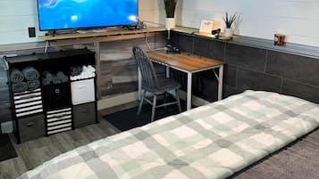 1 slaapkamer, een bureau, een strijkplank/strijkijzer, reisbedje