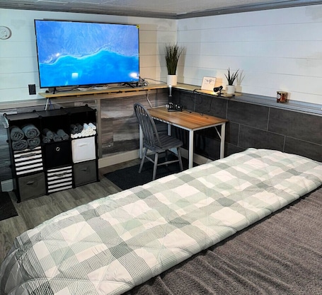 1 habitación, escritorio, tabla de planchar con plancha y cuna de viaje . Unique Discreet Hidden Entrance.