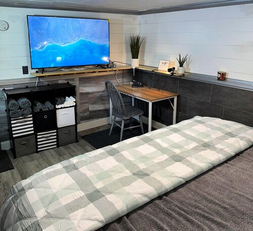 Unique Discreet Hidden Entrance.  Sleep in with 2pm checkout!