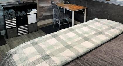 Unique Discreet Hidden Entrance. Sleep in with 2pm checkout!