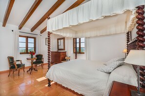 5 bedrooms, iron/ironing board, free WiFi, bed sheets