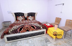 1 bedroom, desk, laptop workspace