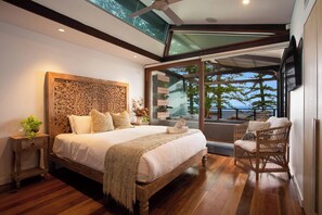 6 bedrooms, iron/ironing board, WiFi, bed sheets