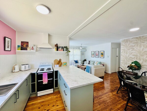 Refrigerador, microondas, horno, placa de cocina