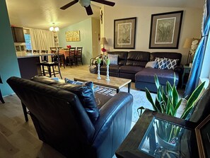 Smart TV, books - 4BD/2BA Family & Pet Friendly Forest Retreat in Silverdale, WA - Chefs Kitchen! (Silverdale)