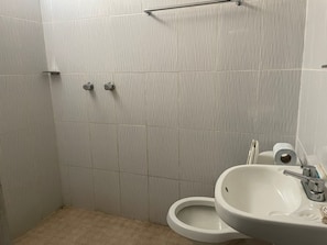 Ducha, artículos de higiene personal gratuitos, toallas y jabón