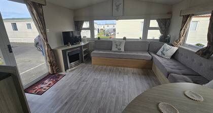 Ruby Cabin Sleeps 6 with Free Parking