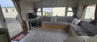 Ruby Cabin Sleeps 6 with Free Parking