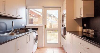 4 bed House - Private Garden - Free Parking