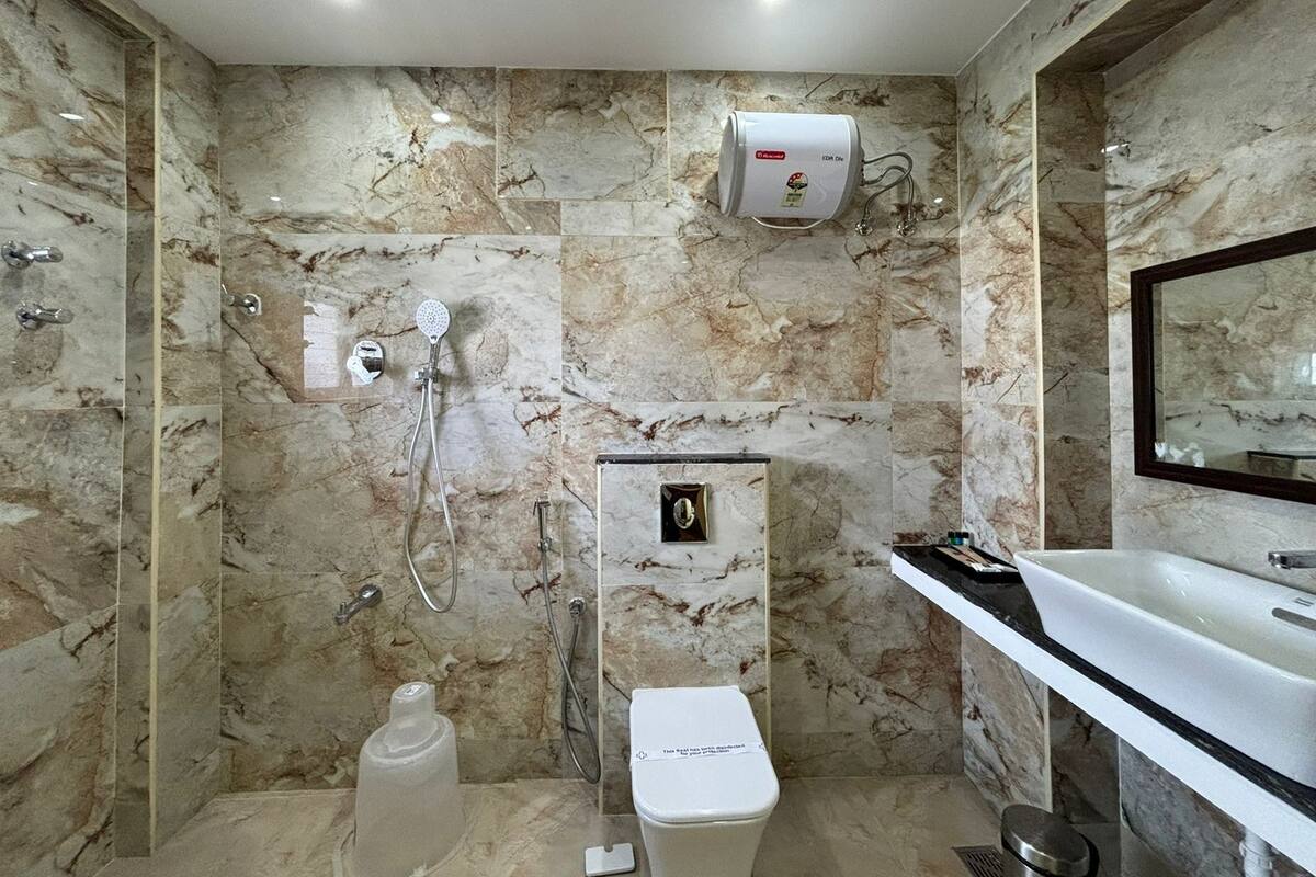 Executive Studio Suite | Bathroom