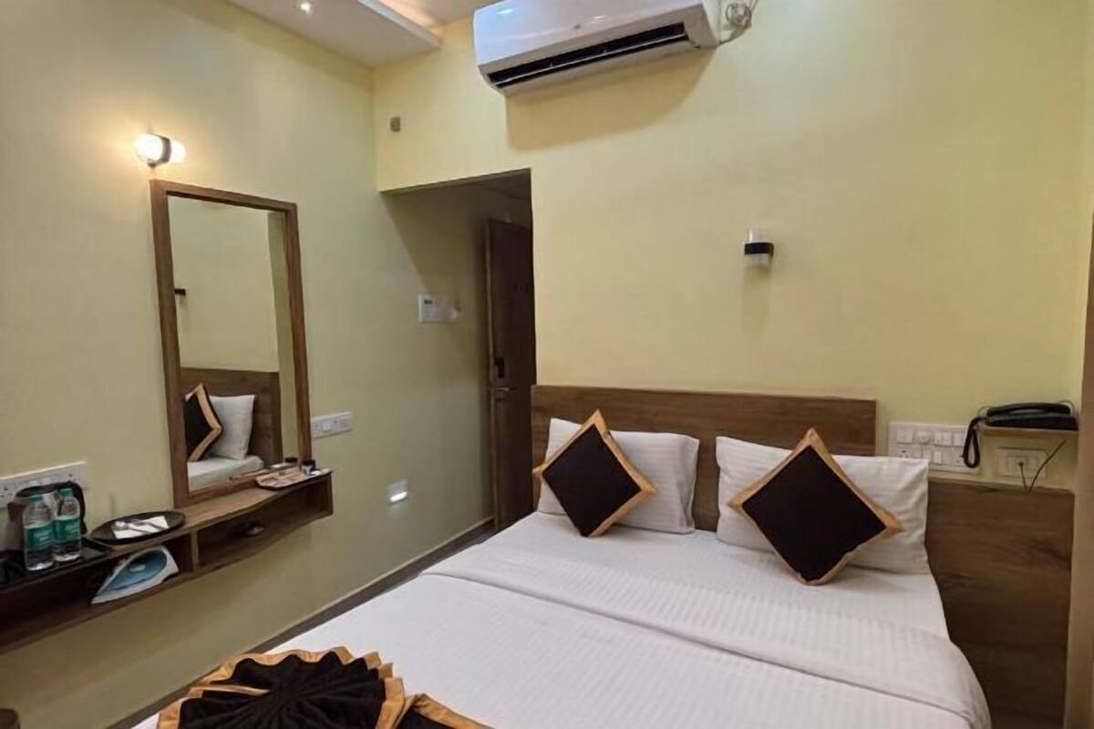 Premium bedding, iron/ironing board, free WiFi, bed sheets