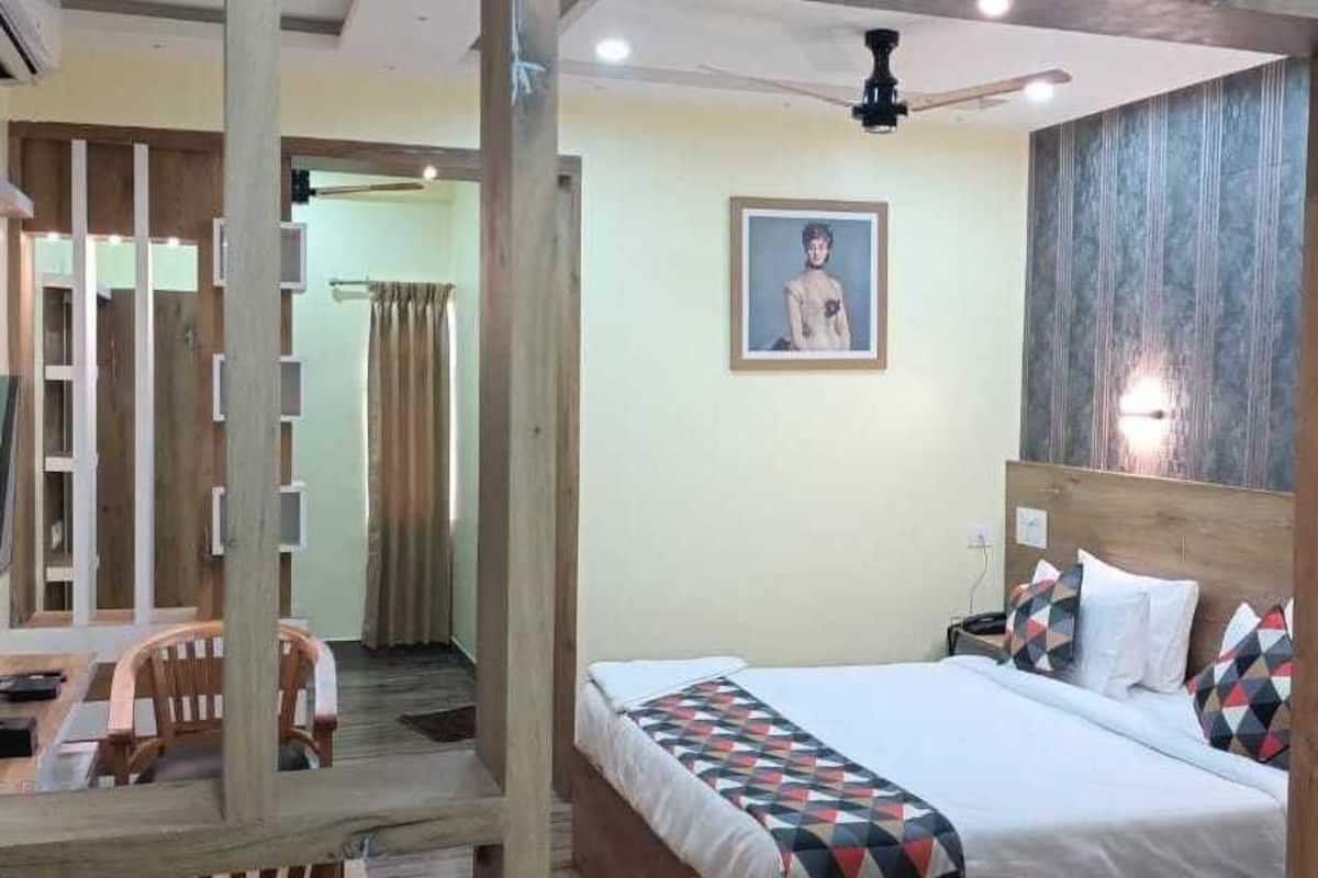 Luxury Studio | Premium bedding, iron/ironing board, free WiFi, bed sheets