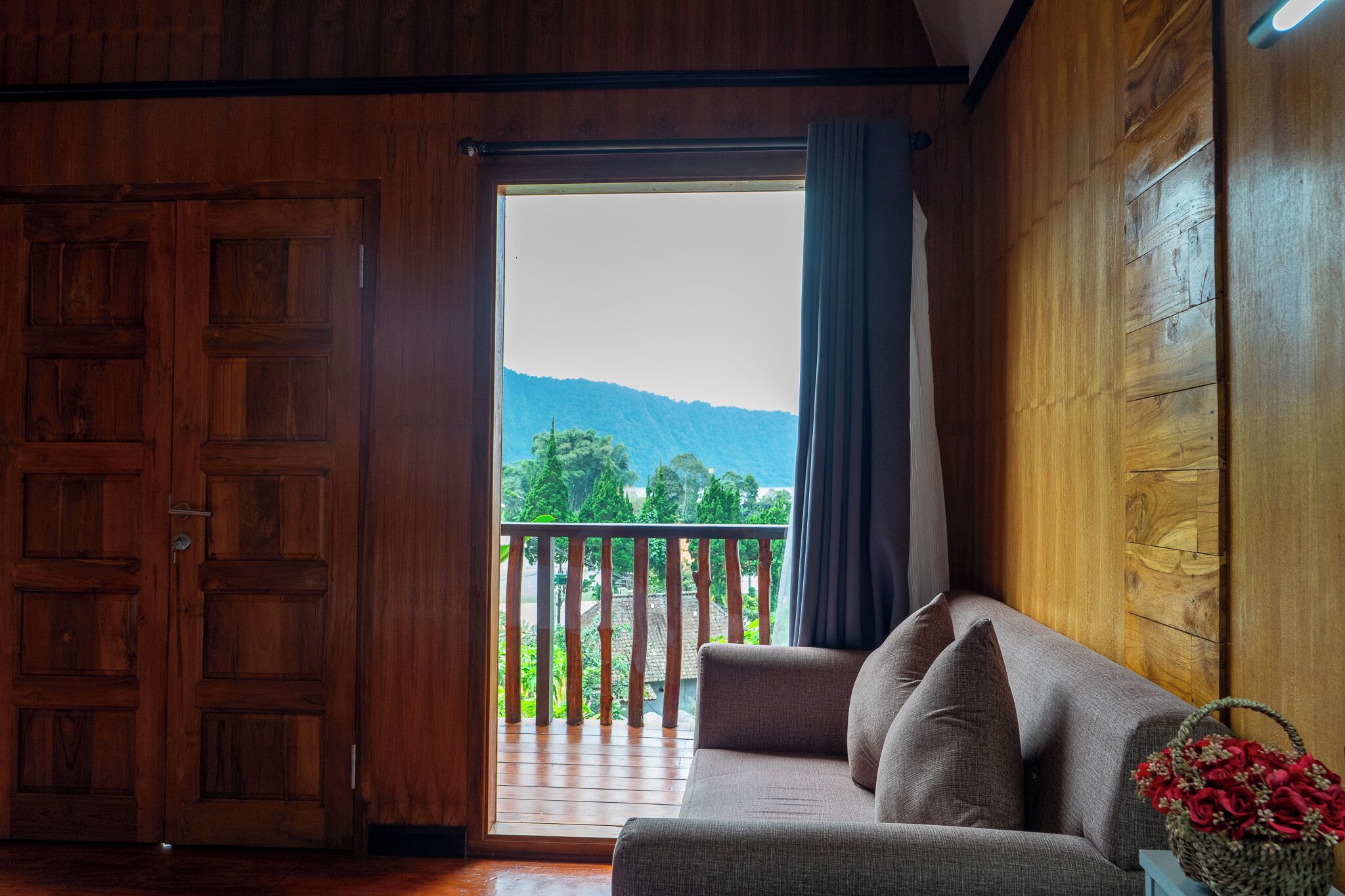 Kamar Standar | Seprai premium, minibar, brankas, dan tirai kedap cahaya