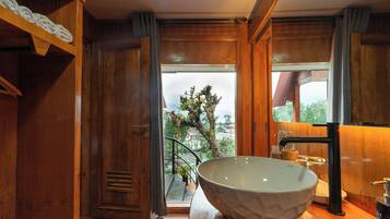 Exclusieve tweepersoonskamer | Badkamer | Een douche, gratis toiletartikelen, een haardroger, een bidet