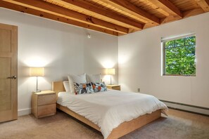 4 bedrooms, desk, iron/ironing board, free WiFi