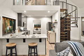 Fridge, microwave, oven, stovetop - Stylish Oak Creek Home w/ 2 Suites, Spa & Firepit (Sedona)