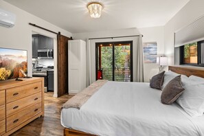 2 bedrooms, iron/ironing board, travel crib, WiFi - Stylish Oak Creek Home w/ 2 Suites, Spa & Firepit (Sedona)