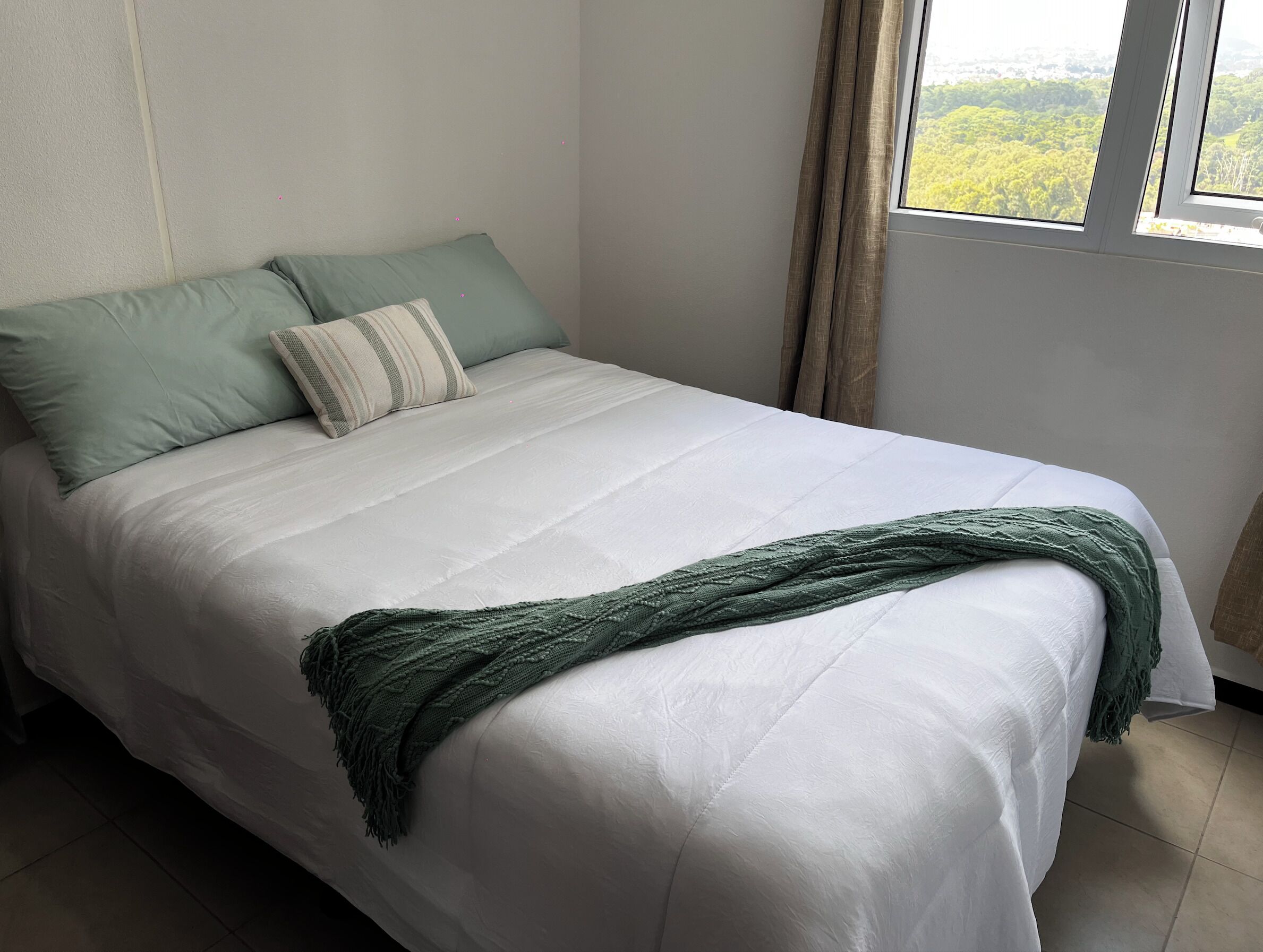 3 soverom, skrivebord, wi-fi (inkludert) og sengetøy