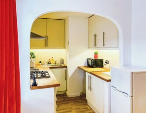 Réfrigérateur, micro-ondes, four, bouilloire électrique